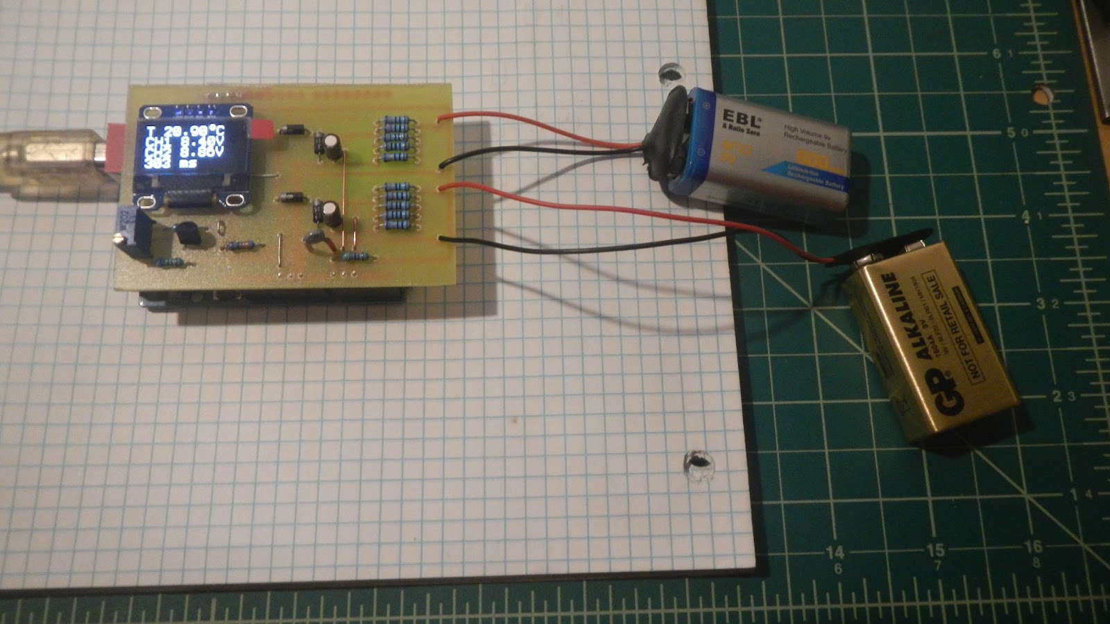 Dvokanalni voltmetar s termometrom na Arduinu Uno, spojen na dvije baterije od 9 V